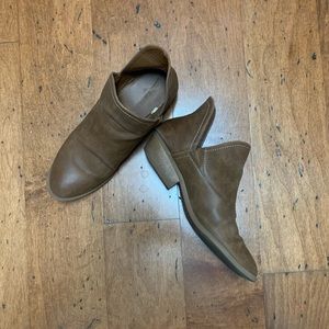 Universal thread target ankle booties